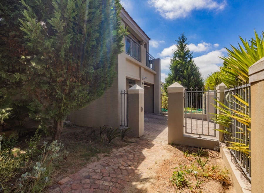 6 Bedroom Property for Sale in Uitzicht Western Cape